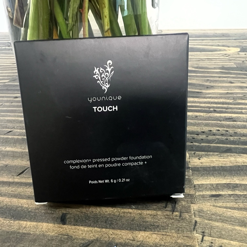 Younique Touch Complexion+ Pressed Powder